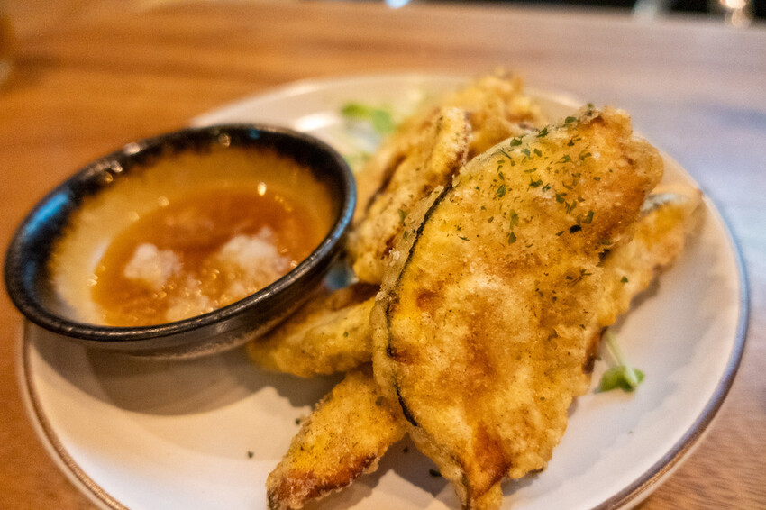 台北餐酒館「酒桃Sake Momo」牛肋串 鹹蛋黃拌麵必點推薦。