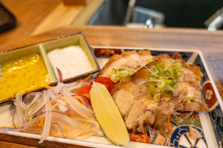 台北餐酒館「酒桃Sake Momo」牛肋串 鹹蛋黃拌麵必點推薦。