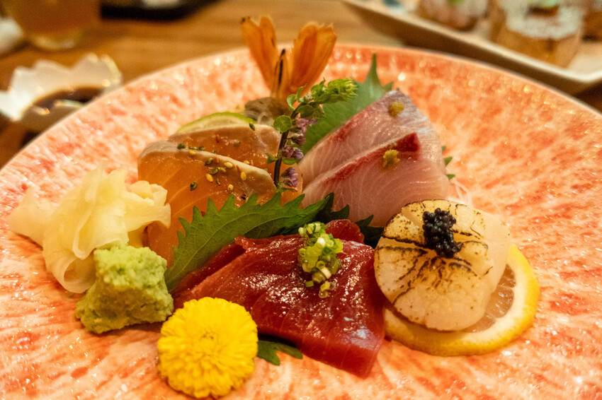 台北餐酒館「酒桃Sake Momo」牛肋串 鹹蛋黃拌麵必點推薦。