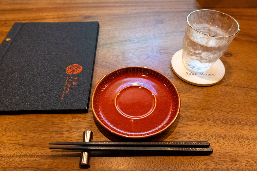 台北餐酒館「酒桃Sake Momo」牛肋串 鹹蛋黃拌麵必點推薦。