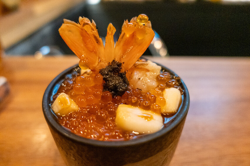 台北餐酒館「酒桃Sake Momo」牛肋串 鹹蛋黃拌麵必點推薦。