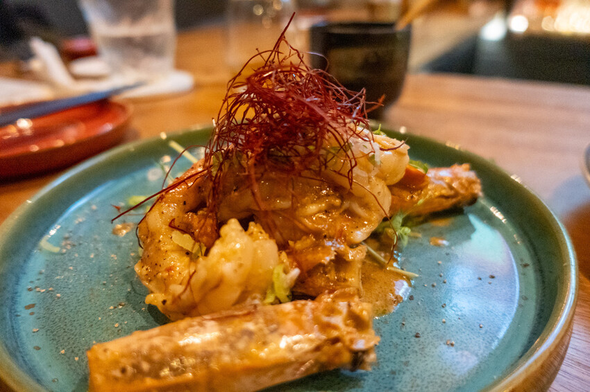 台北餐酒館「酒桃Sake Momo」牛肋串 鹹蛋黃拌麵必點推薦。