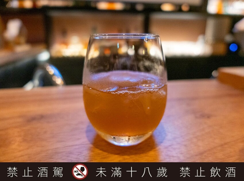 台北餐酒館「酒桃Sake Momo」牛肋串 鹹蛋黃拌麵必點推薦。