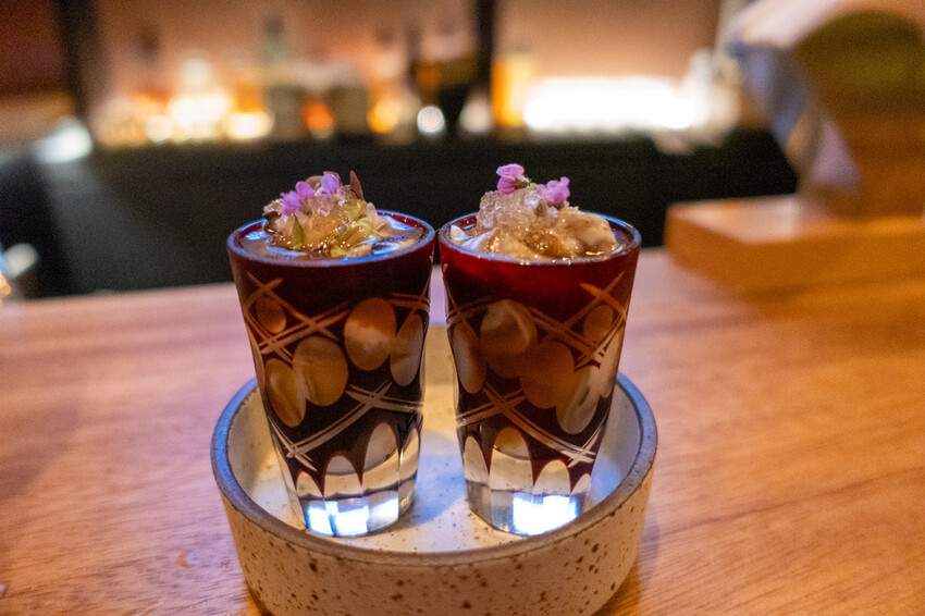 台北餐酒館「酒桃Sake Momo」牛肋串 鹹蛋黃拌麵必點推薦。