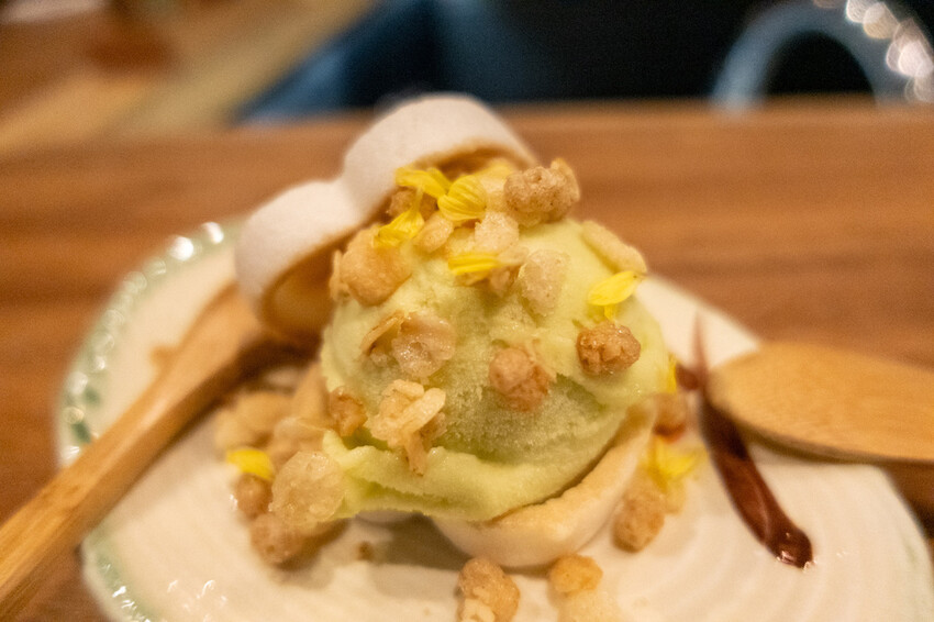 台北餐酒館「酒桃Sake Momo」牛肋串 鹹蛋黃拌麵必點推薦。