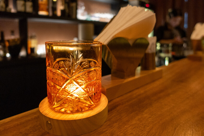 台北餐酒館「酒桃Sake Momo」牛肋串 鹹蛋黃拌麵必點推薦。