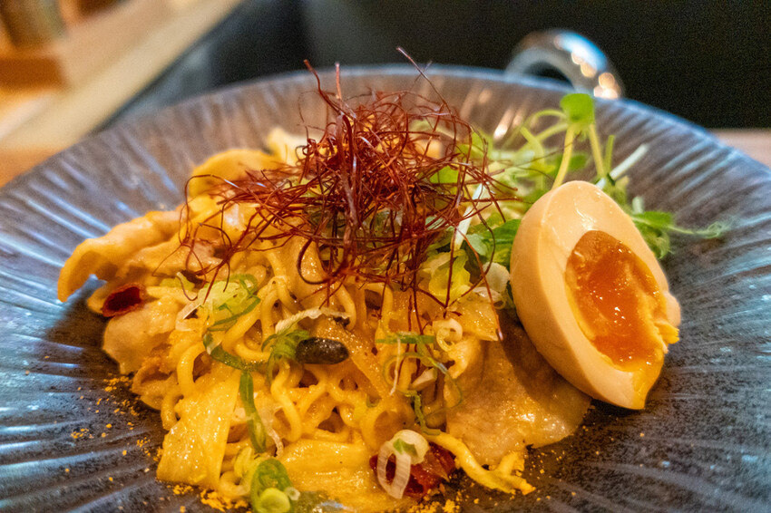 台北餐酒館「酒桃Sake Momo」牛肋串 鹹蛋黃拌麵必點推薦。