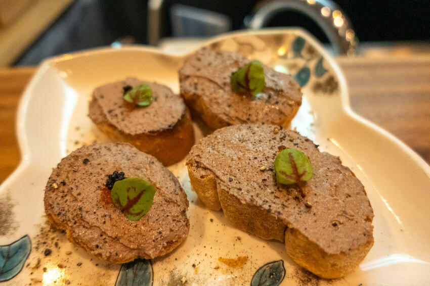 台北餐酒館「酒桃Sake Momo」牛肋串 鹹蛋黃拌麵必點推薦。