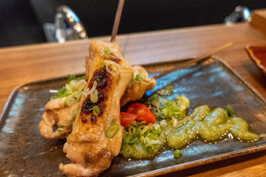 台北餐酒館「酒桃Sake Momo」牛肋串 鹹蛋黃拌麵必點推薦。