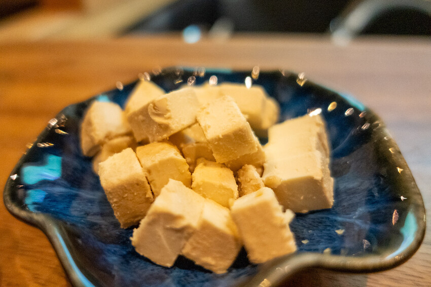 台北餐酒館「酒桃Sake Momo」牛肋串 鹹蛋黃拌麵必點推薦。