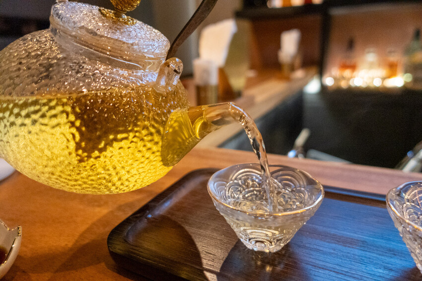 台北餐酒館「酒桃Sake Momo」牛肋串 鹹蛋黃拌麵必點推薦。