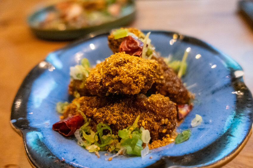 台北餐酒館「酒桃Sake Momo」牛肋串 鹹蛋黃拌麵必點推薦。