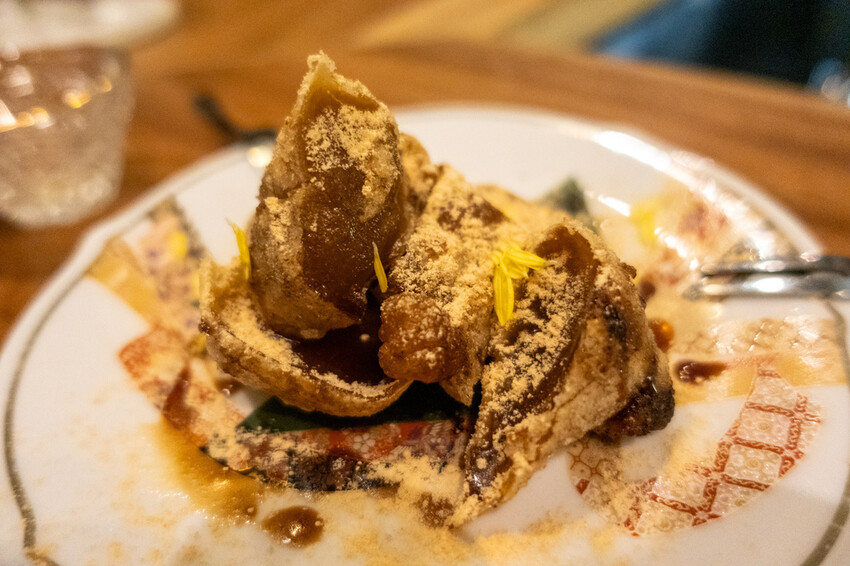 台北餐酒館「酒桃Sake Momo」牛肋串 鹹蛋黃拌麵必點推薦。