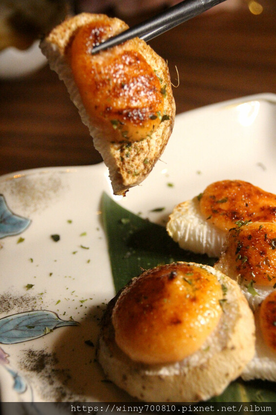 台北市大安區台北/大安【酒桃Sake momo】深海珠寶盒、海景茶碗蒸、脆皮燒肉是店內的招牌必點！以清酒為主的日式餐酒館，