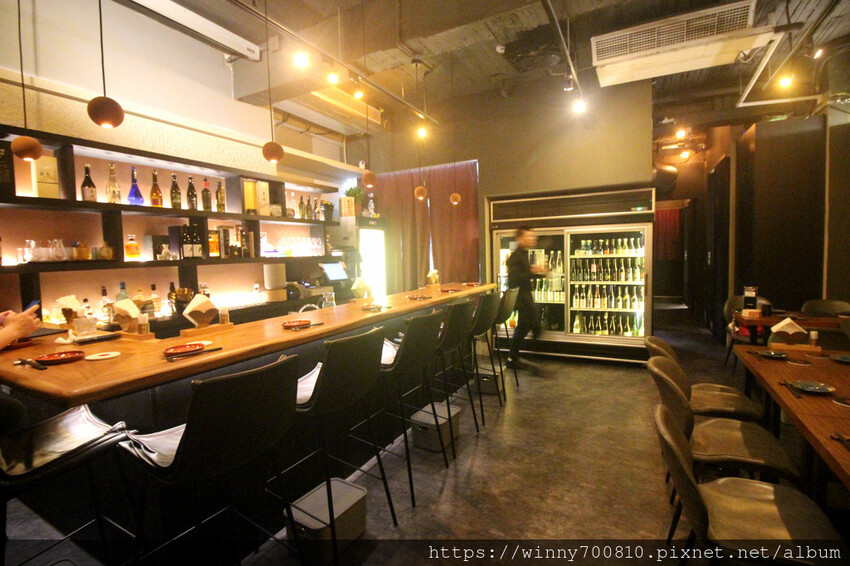 台北市大安區台北/大安【酒桃Sake momo】深海珠寶盒、海景茶碗蒸、脆皮燒肉是店內的招牌必點！以清酒為主的日式餐酒館，