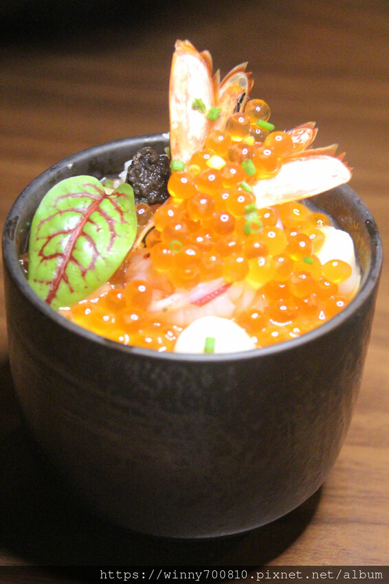 台北市大安區台北/大安【酒桃Sake momo】深海珠寶盒、海景茶碗蒸、脆皮燒肉是店內的招牌必點！以清酒為主的日式餐酒館，