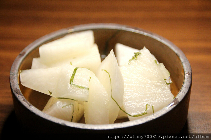 台北市大安區台北/大安【酒桃Sake momo】深海珠寶盒、海景茶碗蒸、脆皮燒肉是店內的招牌必點！以清酒為主的日式餐酒館，