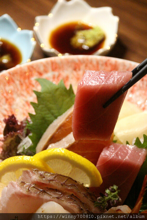 台北市大安區台北/大安【酒桃Sake momo】深海珠寶盒、海景茶碗蒸、脆皮燒肉是店內的招牌必點！以清酒為主的日式餐酒館，