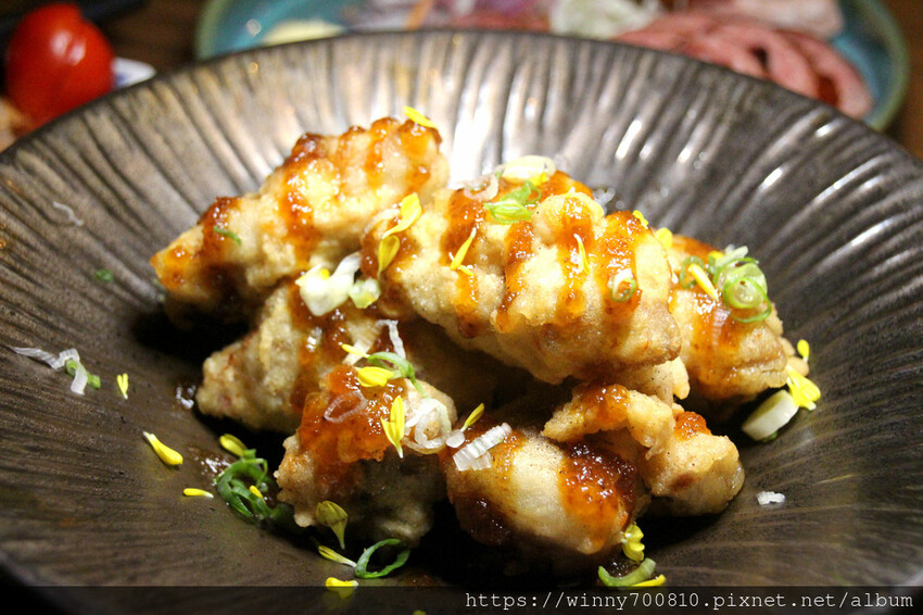 台北市大安區台北/大安【酒桃Sake momo】深海珠寶盒、海景茶碗蒸、脆皮燒肉是店內的招牌必點！以清酒為主的日式餐酒館，