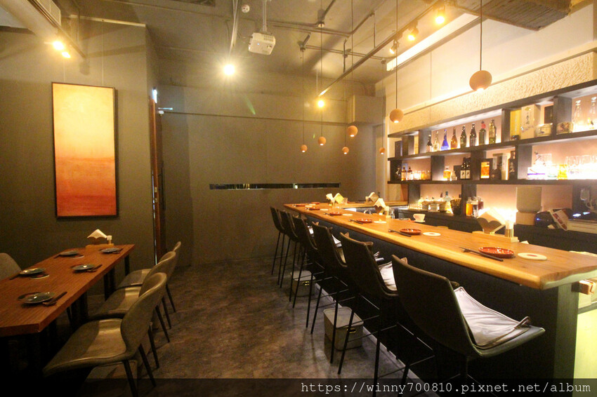 台北市大安區台北/大安【酒桃Sake momo】深海珠寶盒、海景茶碗蒸、脆皮燒肉是店內的招牌必點！以清酒為主的日式餐酒館，