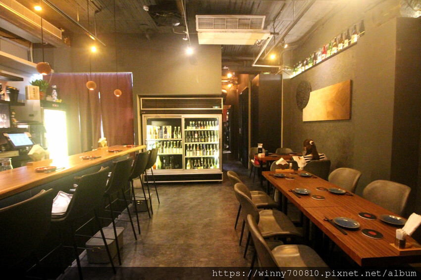 台北市大安區台北/大安【酒桃Sake momo】深海珠寶盒、海景茶碗蒸、脆皮燒肉是店內的招牌必點！以清酒為主的日式餐酒館，