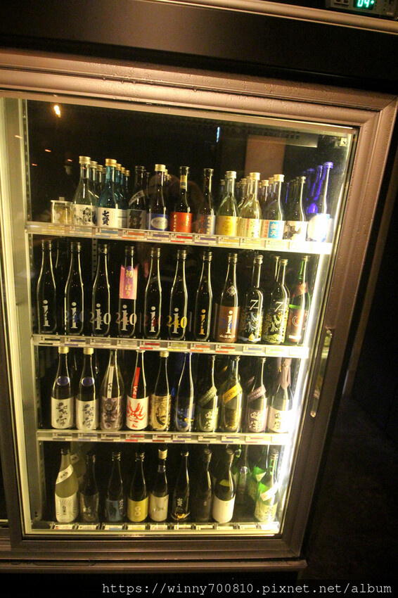 台北市大安區台北/大安【酒桃Sake momo】深海珠寶盒、海景茶碗蒸、脆皮燒肉是店內的招牌必點！以清酒為主的日式餐酒館，