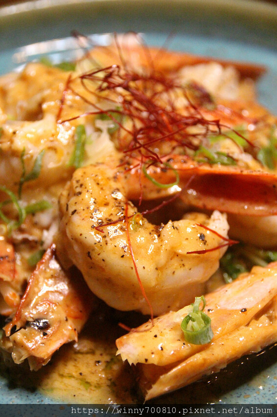 台北市大安區台北/大安【酒桃Sake momo】深海珠寶盒、海景茶碗蒸、脆皮燒肉是店內的招牌必點！以清酒為主的日式餐酒館，