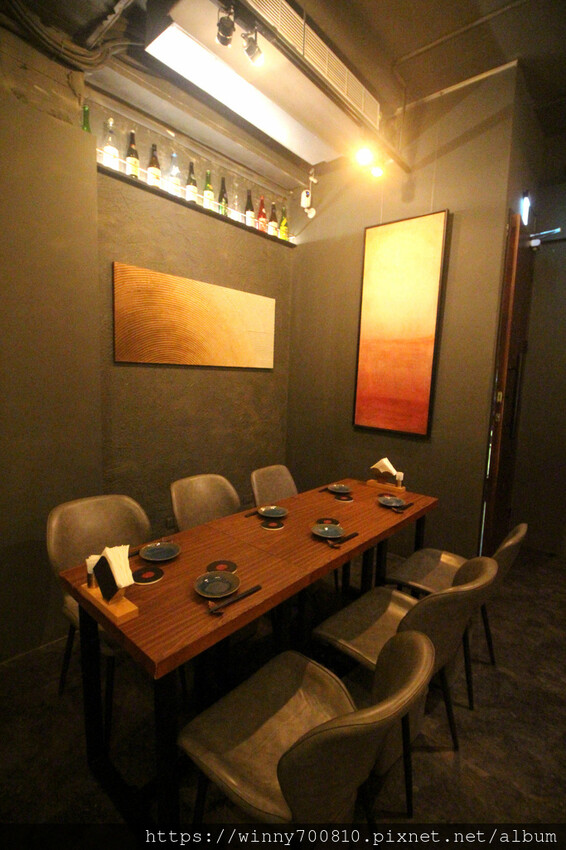 台北市大安區台北/大安【酒桃Sake momo】深海珠寶盒、海景茶碗蒸、脆皮燒肉是店內的招牌必點！以清酒為主的日式餐酒館，