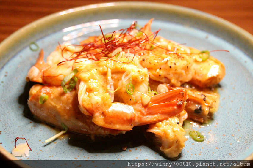 台北市大安區台北/大安【酒桃Sake momo】深海珠寶盒、海景茶碗蒸、脆皮燒肉是店內的招牌必點！以清酒為主的日式餐酒館，