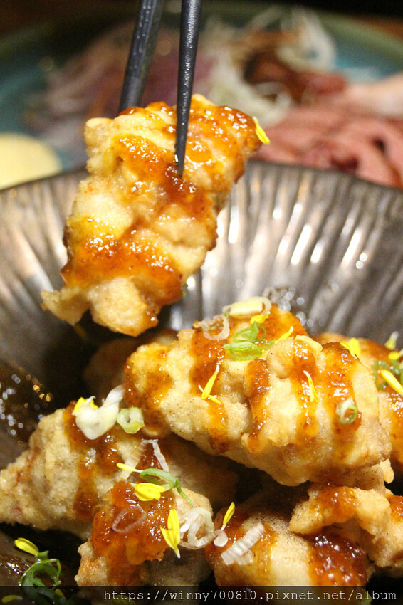 台北市大安區台北/大安【酒桃Sake momo】深海珠寶盒、海景茶碗蒸、脆皮燒肉是店內的招牌必點！以清酒為主的日式餐酒館，