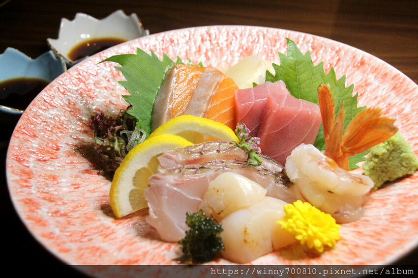 台北市大安區台北/大安【酒桃Sake momo】深海珠寶盒、海景茶碗蒸、脆皮燒肉是店內的招牌必點！以清酒為主的日式餐酒館，