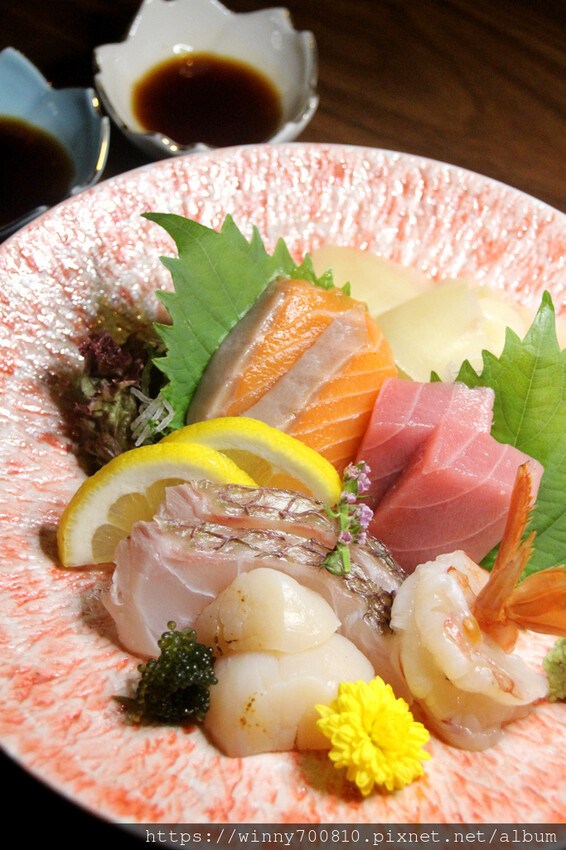 台北市大安區台北/大安【酒桃Sake momo】深海珠寶盒、海景茶碗蒸、脆皮燒肉是店內的招牌必點！以清酒為主的日式餐酒館，