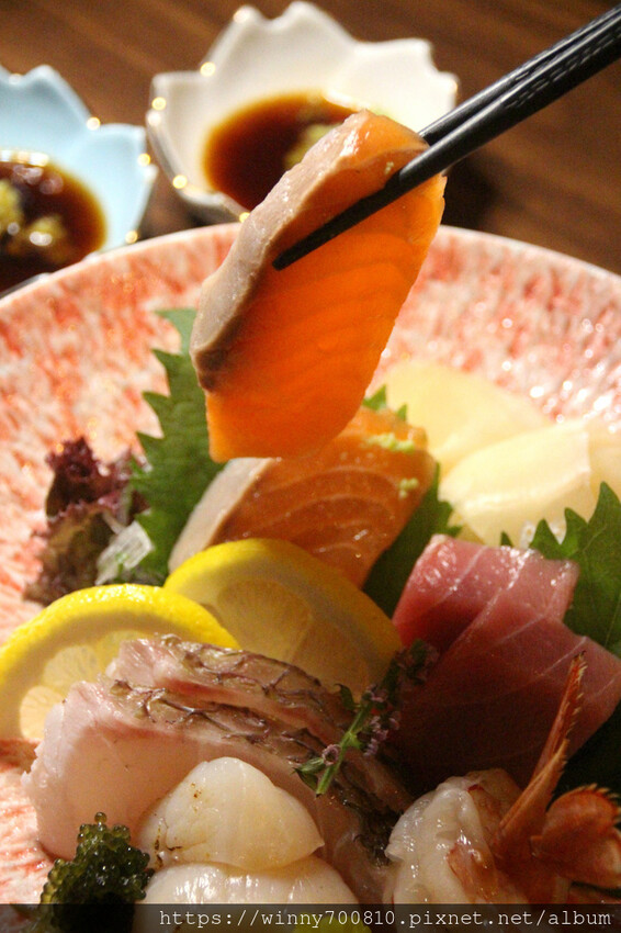 台北市大安區台北/大安【酒桃Sake momo】深海珠寶盒、海景茶碗蒸、脆皮燒肉是店內的招牌必點！以清酒為主的日式餐酒館，