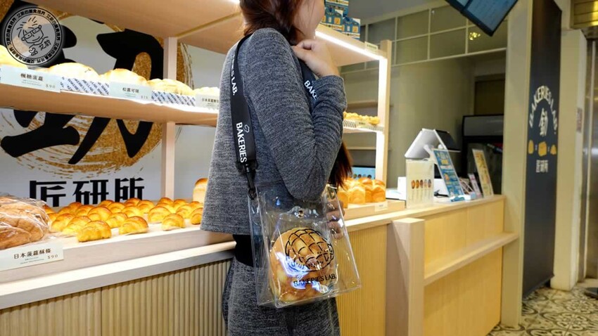 菠蘿麵包新潮流！釛匠時尚包吸睛登場，時尚菠蘿麵包爆話題。