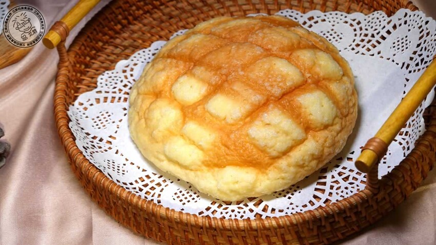 菠蘿麵包新潮流！釛匠時尚包吸睛登場，時尚菠蘿麵包爆話題。