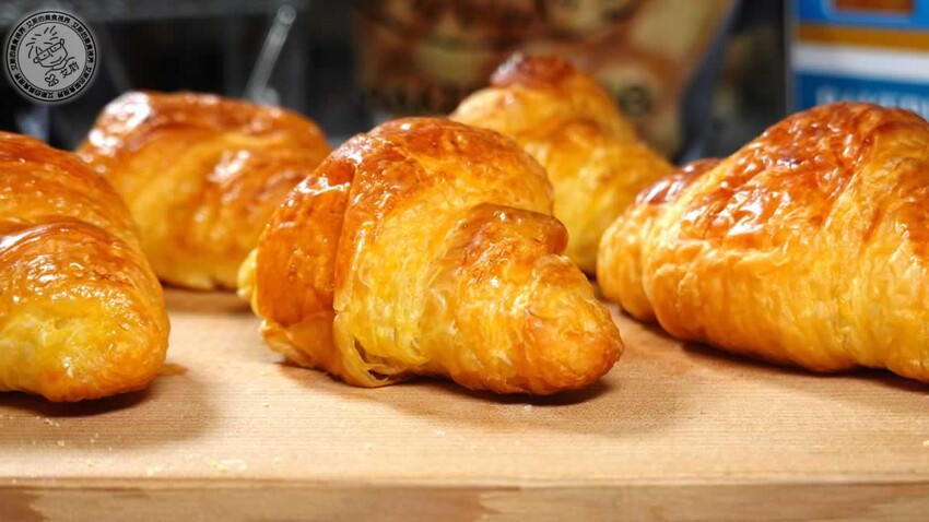 菠蘿麵包新潮流！釛匠時尚包吸睛登場，時尚菠蘿麵包爆話題。