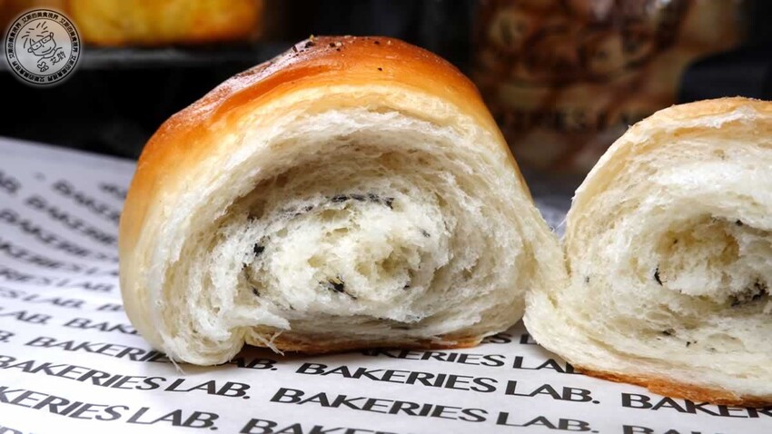 菠蘿麵包新潮流！釛匠時尚包吸睛登場，時尚菠蘿麵包爆話題。