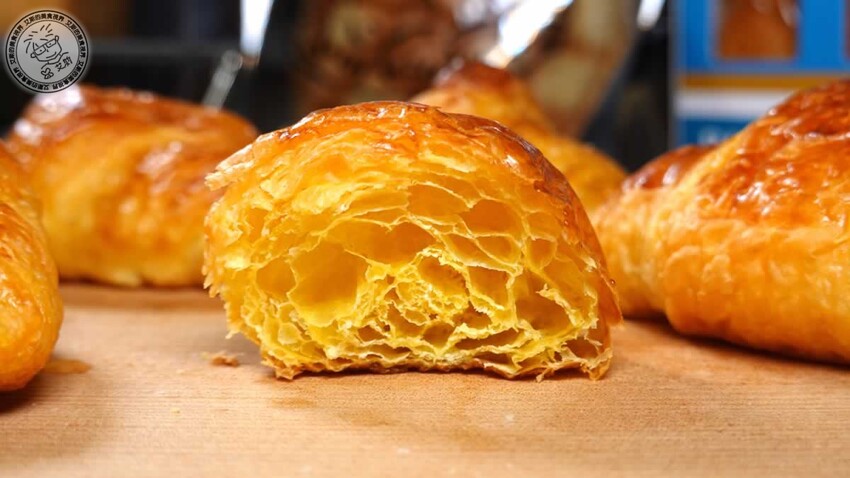 菠蘿麵包新潮流！釛匠時尚包吸睛登場，時尚菠蘿麵包爆話題。