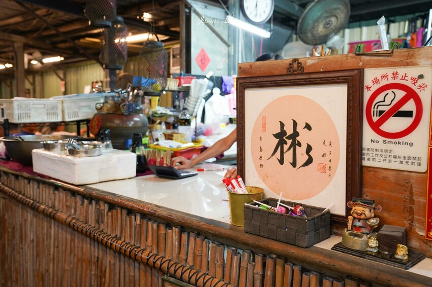 屏東縣鹽埔鄉【屏東鹽埔｜美食】阿彬火鍋店。屏東鹽埔人激推，露天平價傳統石頭火鍋，肉片不用百元，自炒沙茶醬及湯頭好