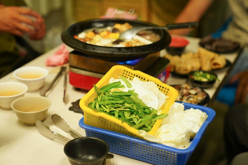 屏東縣鹽埔鄉【屏東鹽埔｜美食】阿彬火鍋店。屏東鹽埔人激推，露天平價傳統石頭火鍋，肉片不用百元，自炒沙茶醬及湯頭好