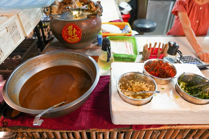 屏東縣鹽埔鄉【屏東鹽埔｜美食】阿彬火鍋店。屏東鹽埔人激推，露天平價傳統石頭火鍋，肉片不用百元，自炒沙茶醬及湯頭好