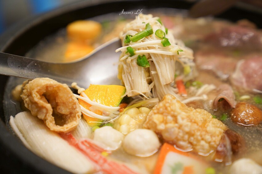 屏東縣鹽埔鄉【屏東鹽埔｜美食】阿彬火鍋店。屏東鹽埔人激推，露天平價傳統石頭火鍋，肉片不用百元，自炒沙茶醬及湯頭好