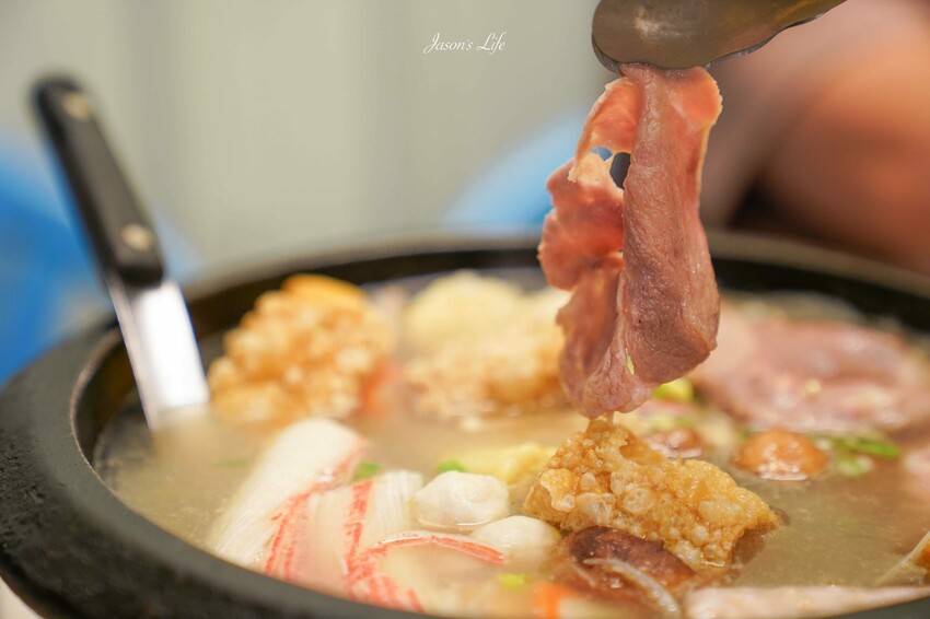 屏東縣鹽埔鄉【屏東鹽埔｜美食】阿彬火鍋店。屏東鹽埔人激推，露天平價傳統石頭火鍋，肉片不用百元，自炒沙茶醬及湯頭好