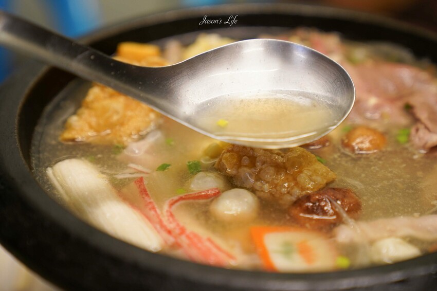 屏東縣鹽埔鄉【屏東鹽埔｜美食】阿彬火鍋店。屏東鹽埔人激推，露天平價傳統石頭火鍋，肉片不用百元，自炒沙茶醬及湯頭好