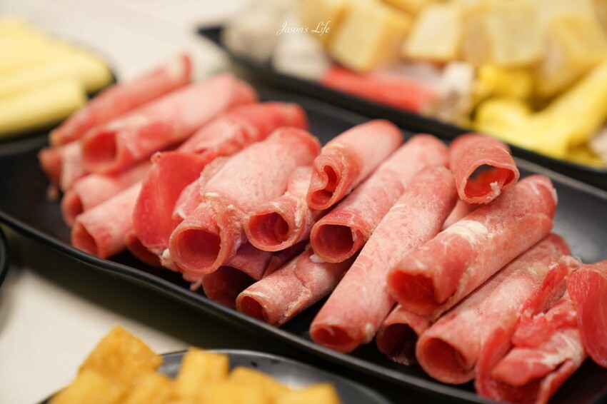 屏東縣鹽埔鄉【屏東鹽埔｜美食】阿彬火鍋店。屏東鹽埔人激推，露天平價傳統石頭火鍋，肉片不用百元，自炒沙茶醬及湯頭好