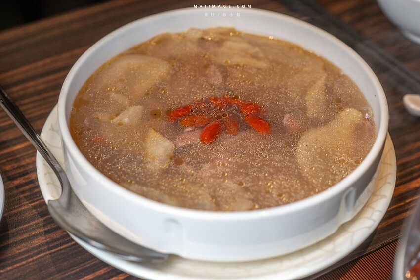 新北市新莊區新莊美食｜野牛殿溫體牛新莊旗艦店～新莊體育館前超人氣的溫體牛火鍋，不需要解釋的好味道（菜單）