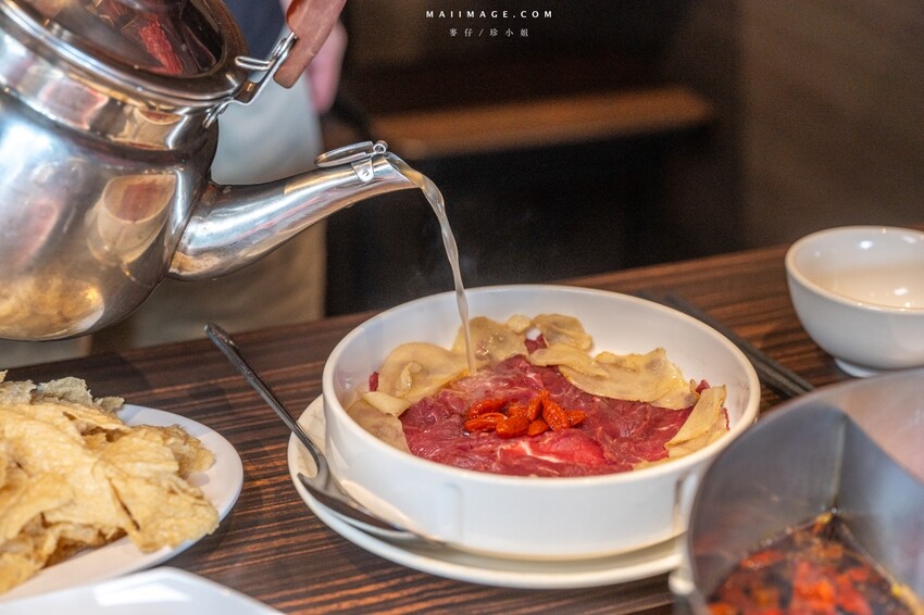 新北市新莊區新莊美食｜野牛殿溫體牛新莊旗艦店～新莊體育館前超人氣的溫體牛火鍋，不需要解釋的好味道（菜單）