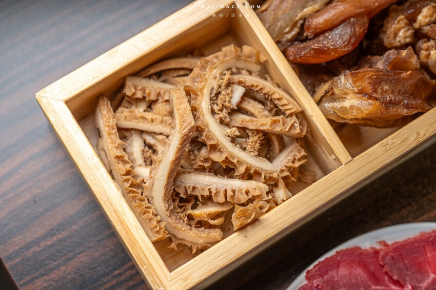 新北市新莊區新莊美食｜野牛殿溫體牛新莊旗艦店～新莊體育館前超人氣的溫體牛火鍋，不需要解釋的好味道（菜單）