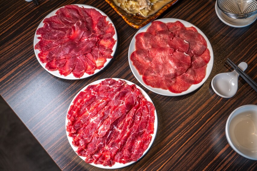 新北市新莊區新莊美食｜野牛殿溫體牛新莊旗艦店～新莊體育館前超人氣的溫體牛火鍋，不需要解釋的好味道（菜單）