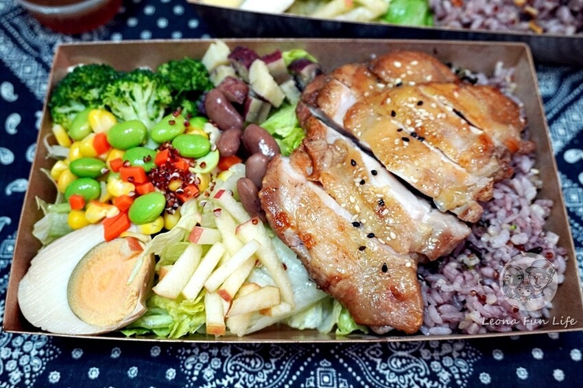 台中市太平區太平輕食沙拉推薦|沐橙sala-無飯不歡的朋友也能吃飽的沙拉餐盒,九種主食八種醬料搭配選擇多|坪林公園運動